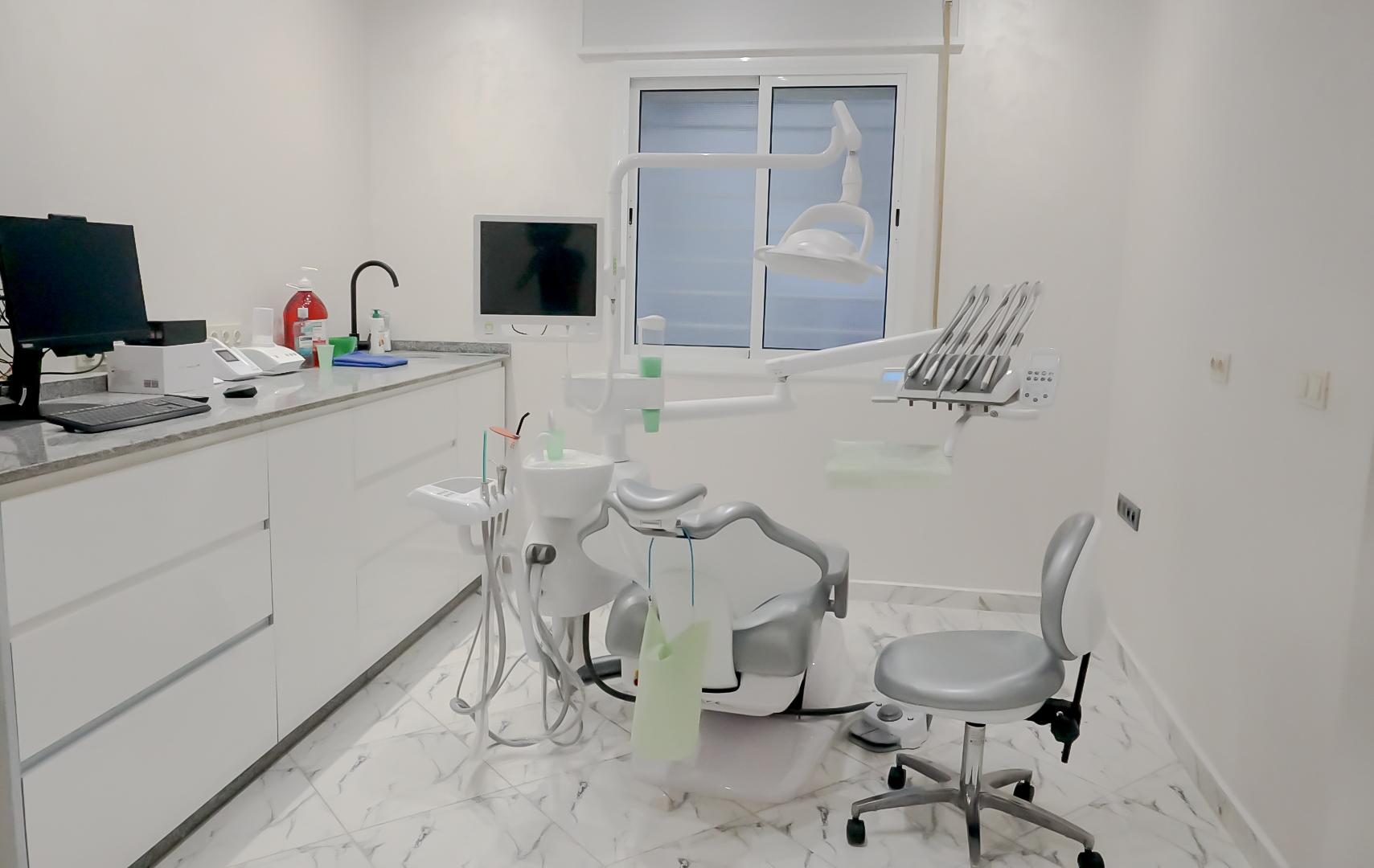 La salle de soins lumineuse et moderne du cabinet